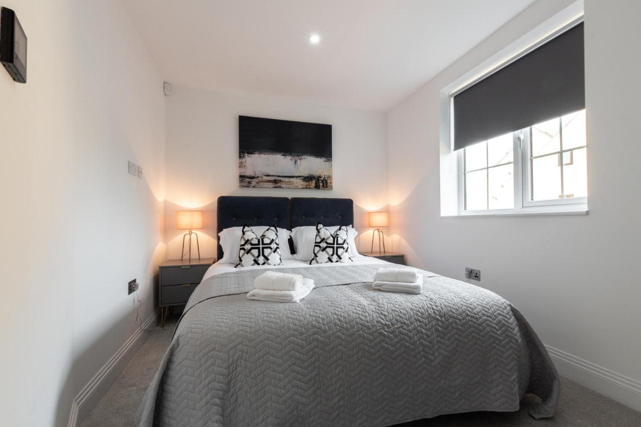 Elegant Apartments In Staines L Free Onsite Parking Staines-upon-Thames Exterior photo