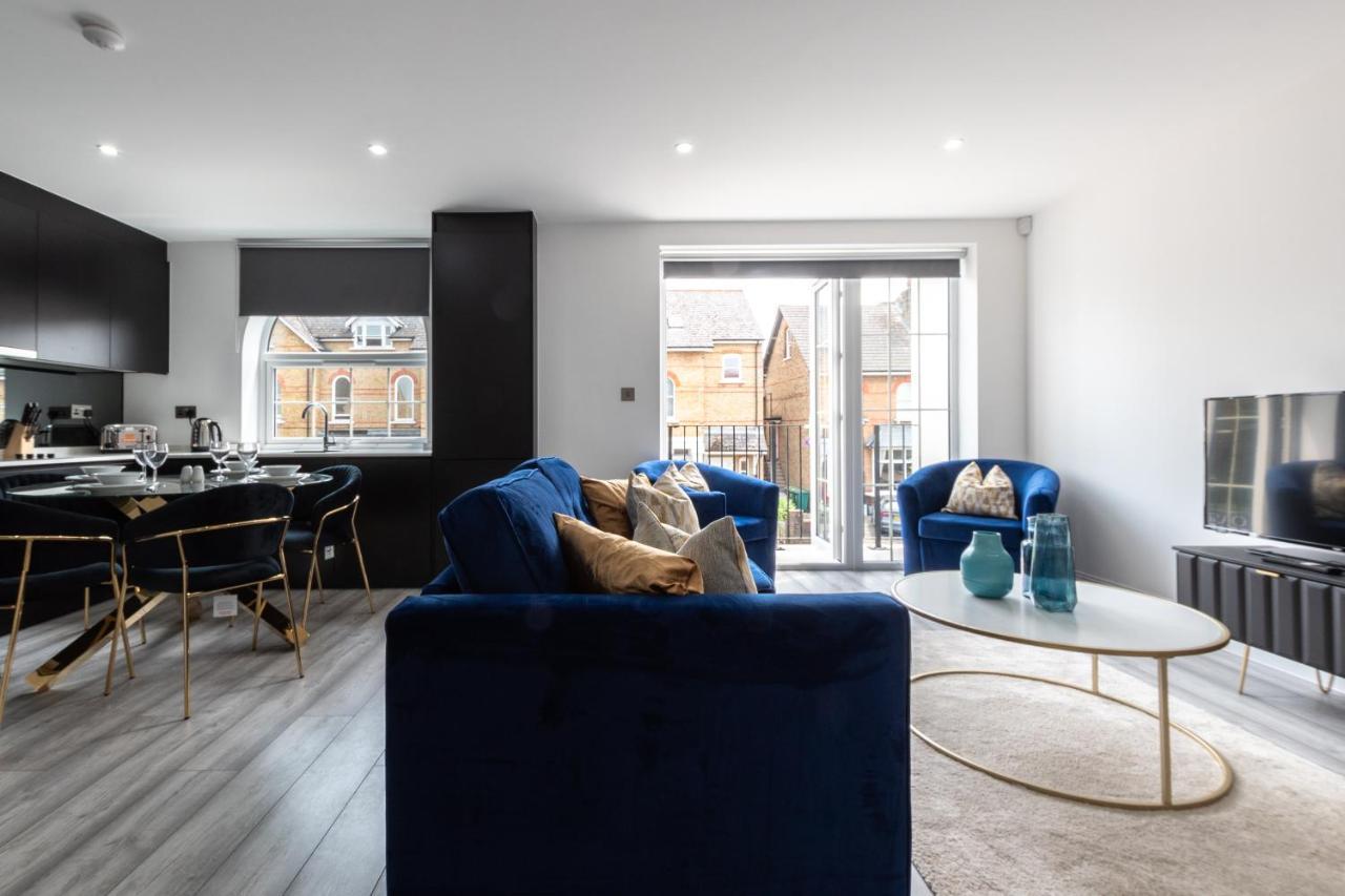 Elegant Apartments In Staines L Free Onsite Parking Staines-upon-Thames Exterior photo