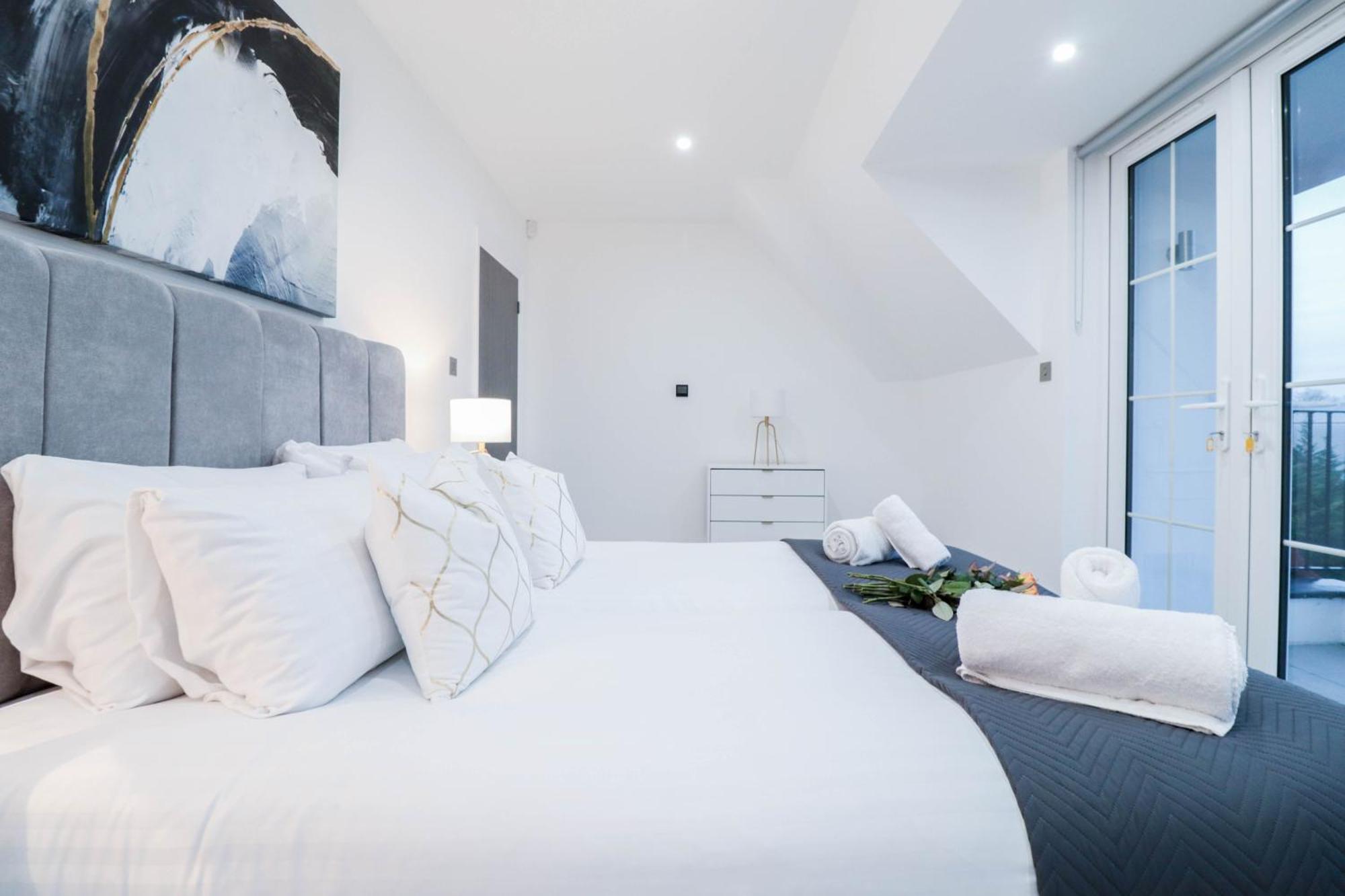 Elegant Apartments In Staines L Free Onsite Parking Staines-upon-Thames Exterior photo
