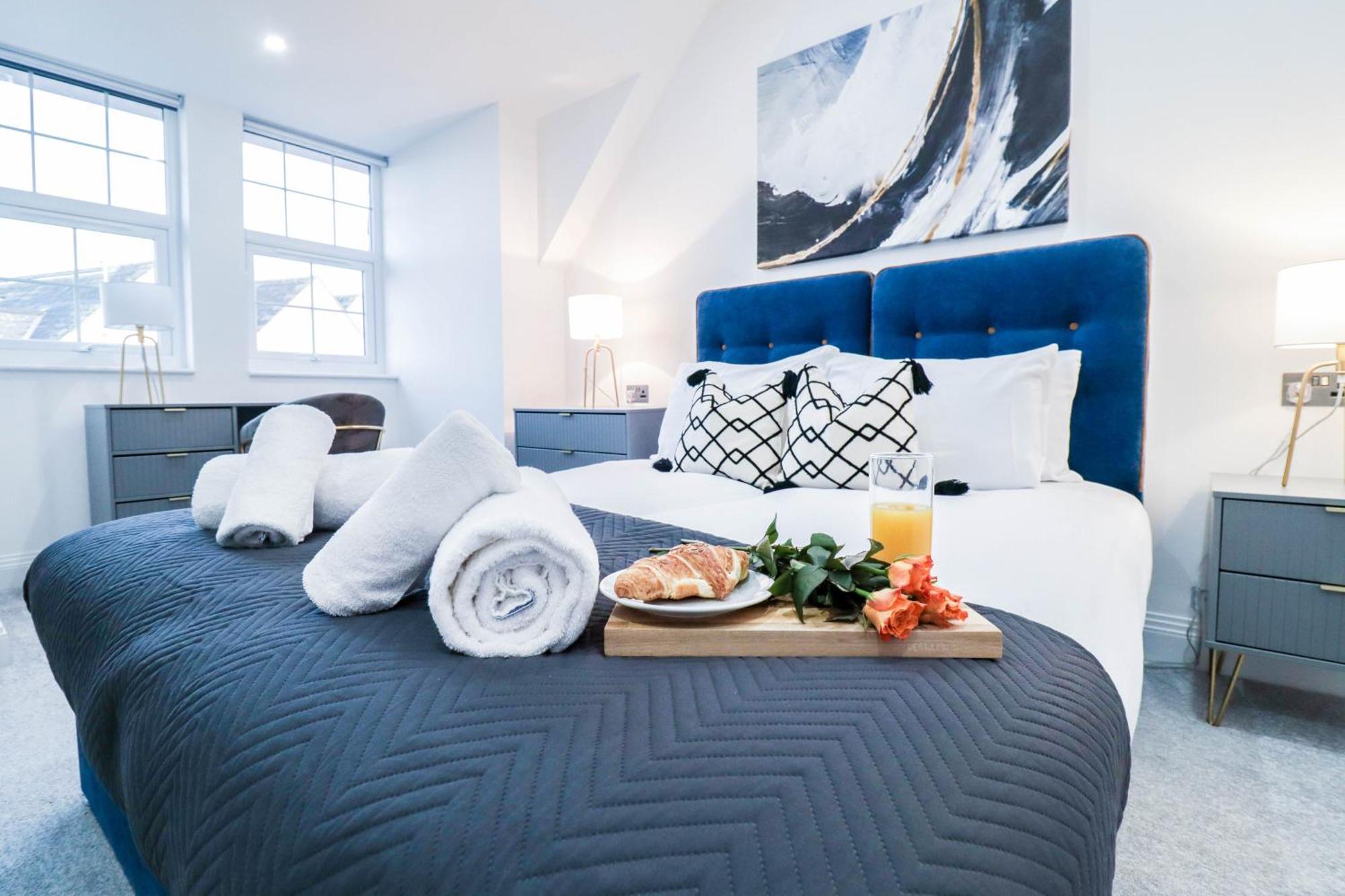 Elegant Apartments In Staines L Free Onsite Parking Staines-upon-Thames Exterior photo