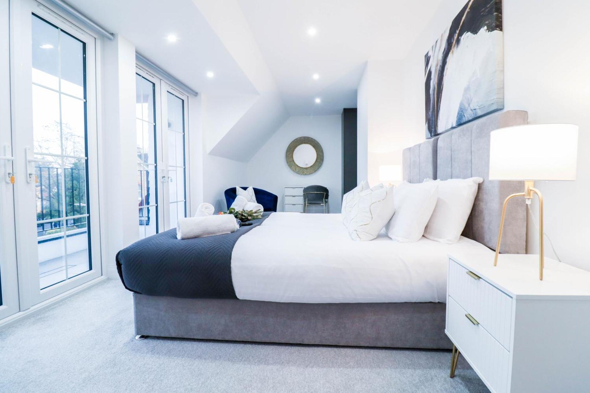 Elegant Apartments In Staines L Free Onsite Parking Staines-upon-Thames Exterior photo