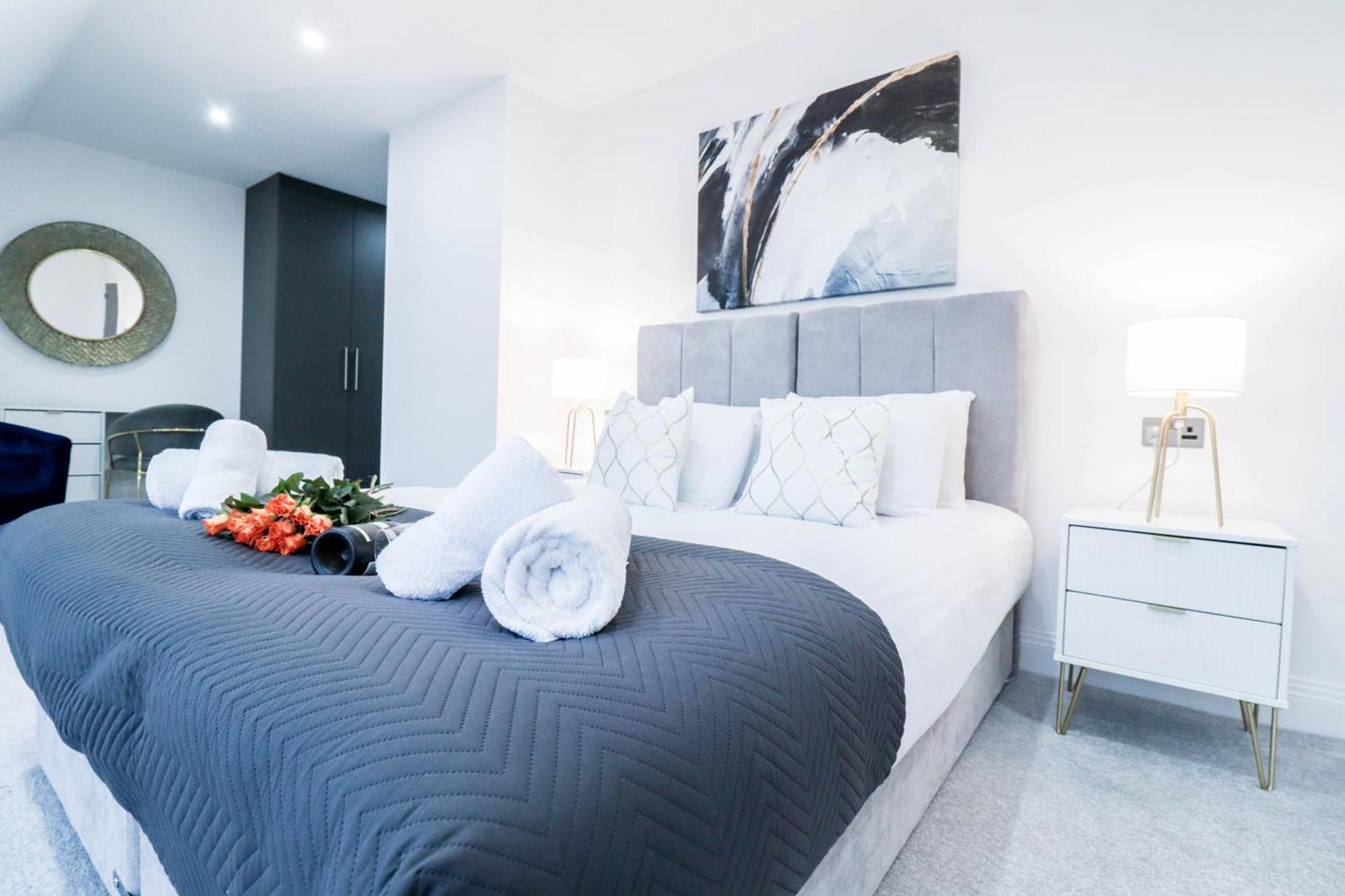 Elegant Apartments In Staines L Free Onsite Parking Staines-upon-Thames Exterior photo