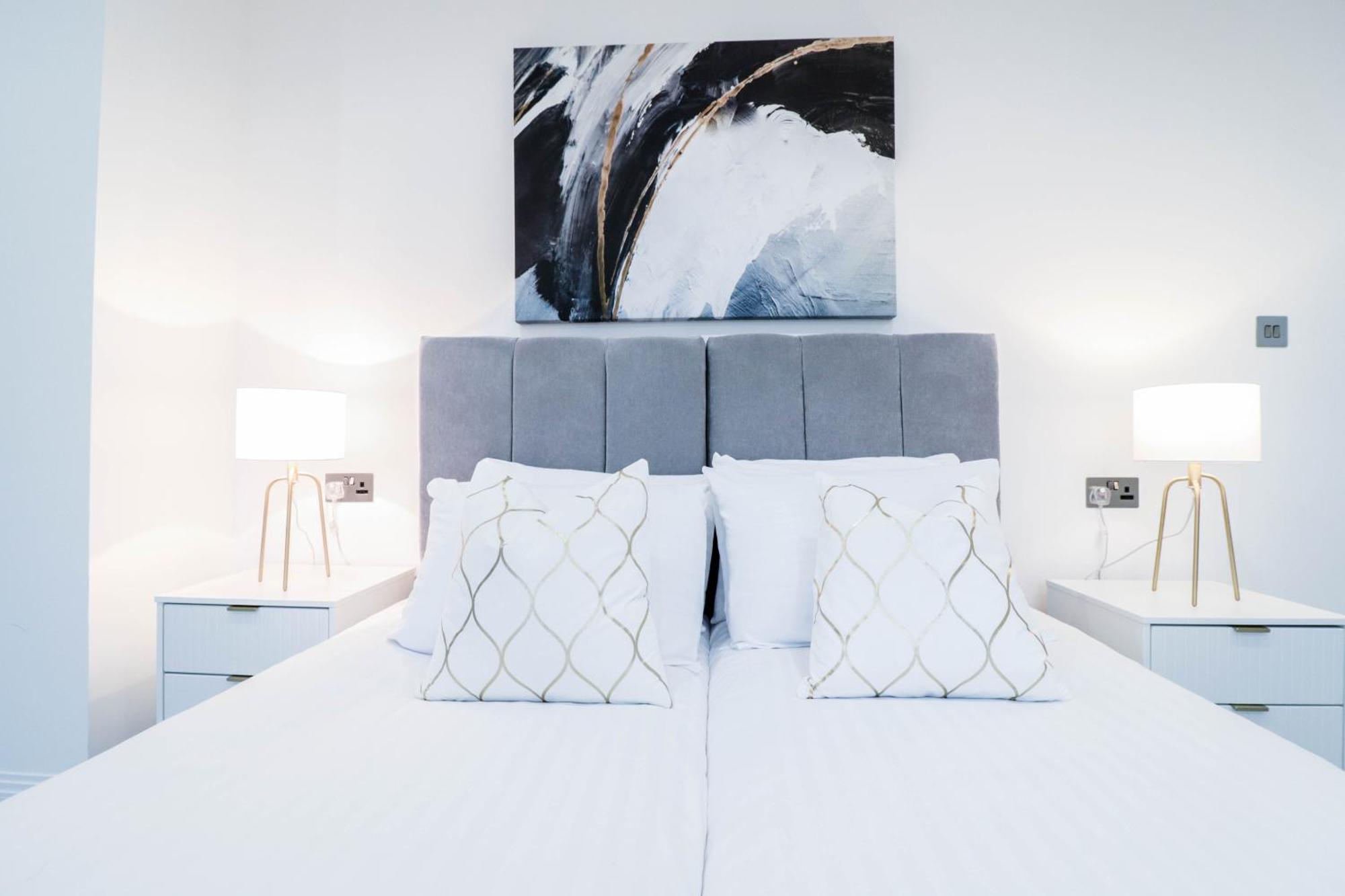 Elegant Apartments In Staines L Free Onsite Parking Staines-upon-Thames Exterior photo