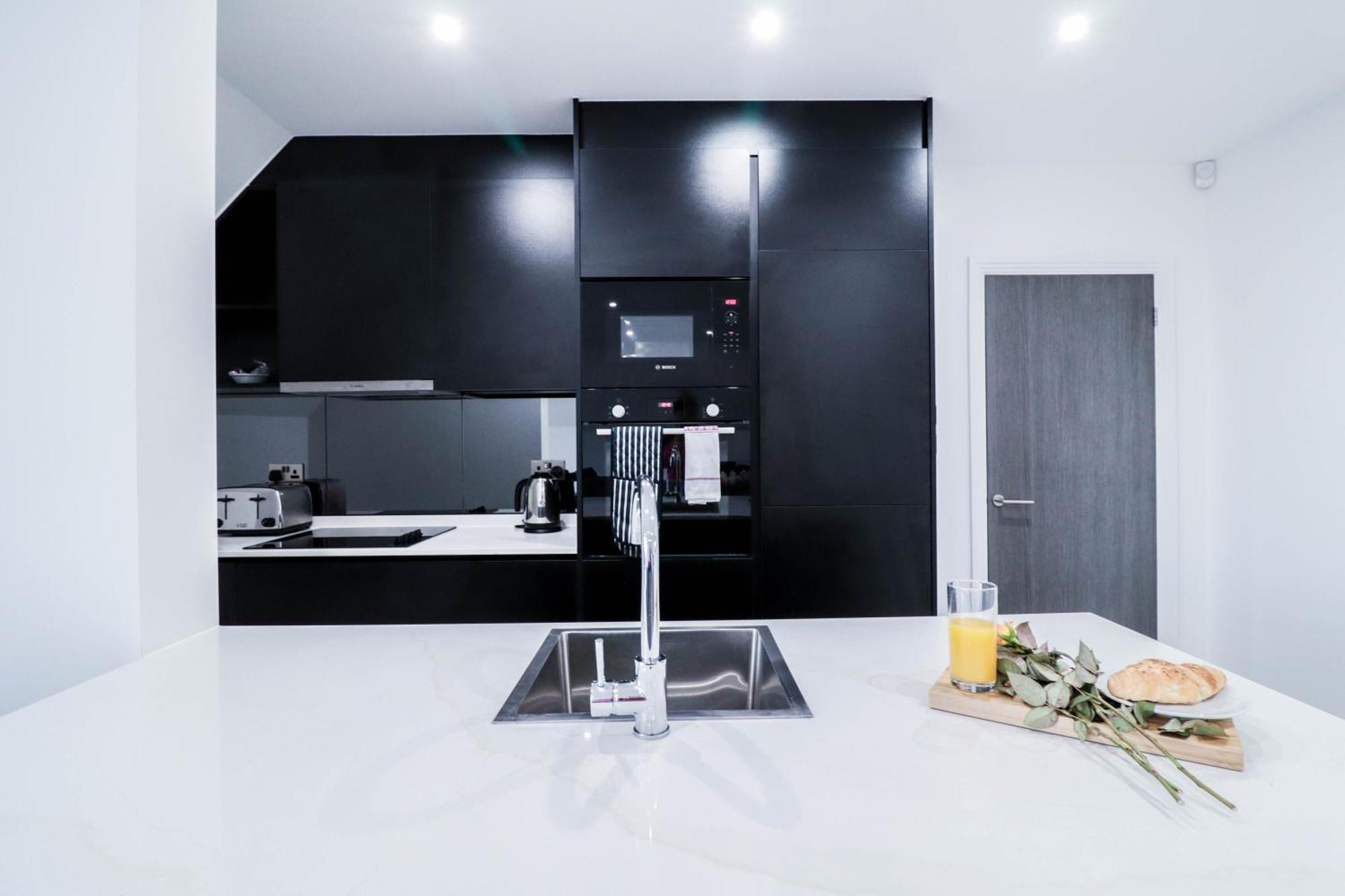 Elegant Apartments In Staines L Free Onsite Parking Staines-upon-Thames Exterior photo