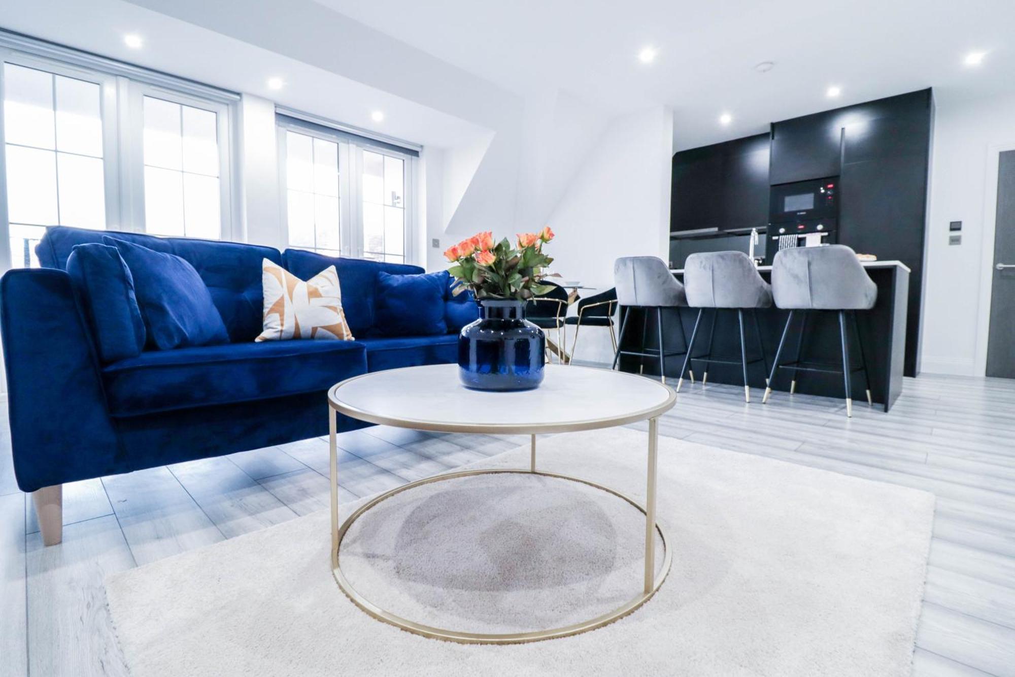 Elegant Apartments In Staines L Free Onsite Parking Staines-upon-Thames Exterior photo