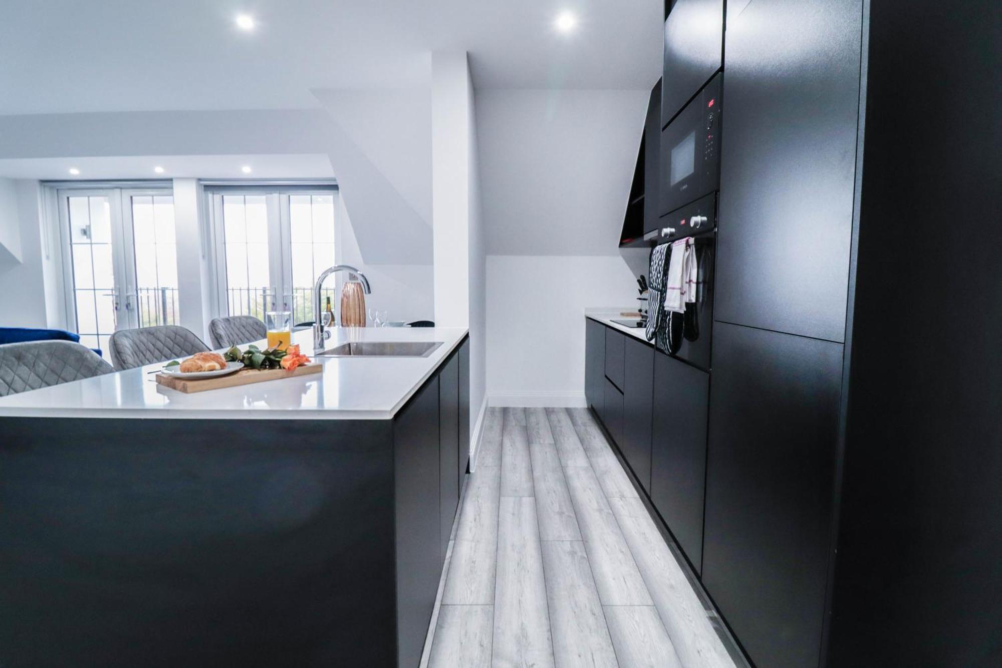 Elegant Apartments In Staines L Free Onsite Parking Staines-upon-Thames Exterior photo