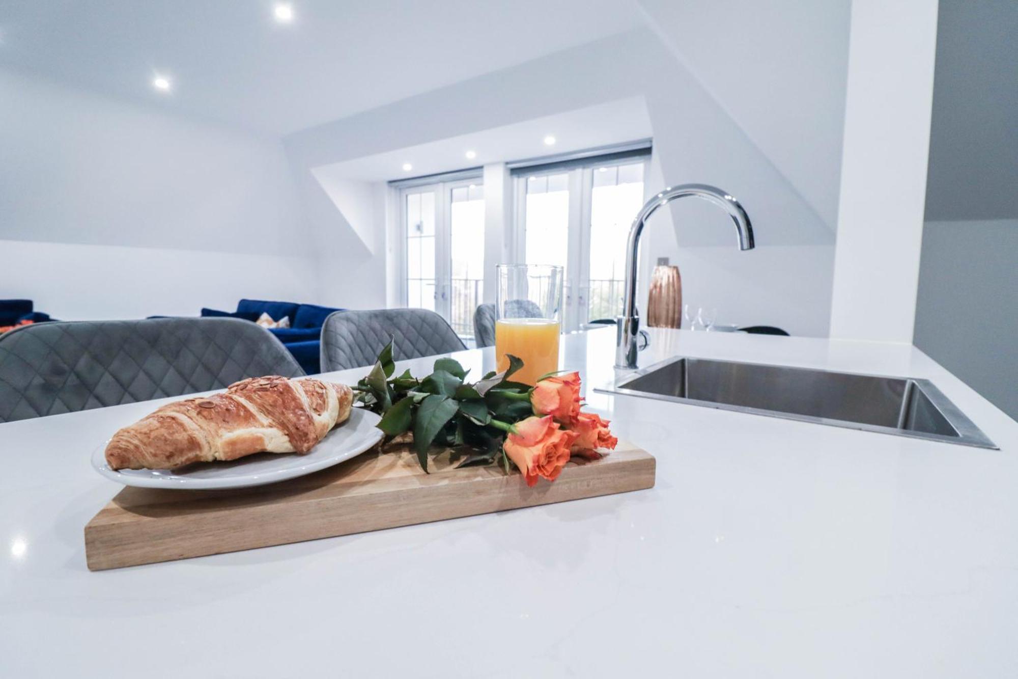 Elegant Apartments In Staines L Free Onsite Parking Staines-upon-Thames Exterior photo