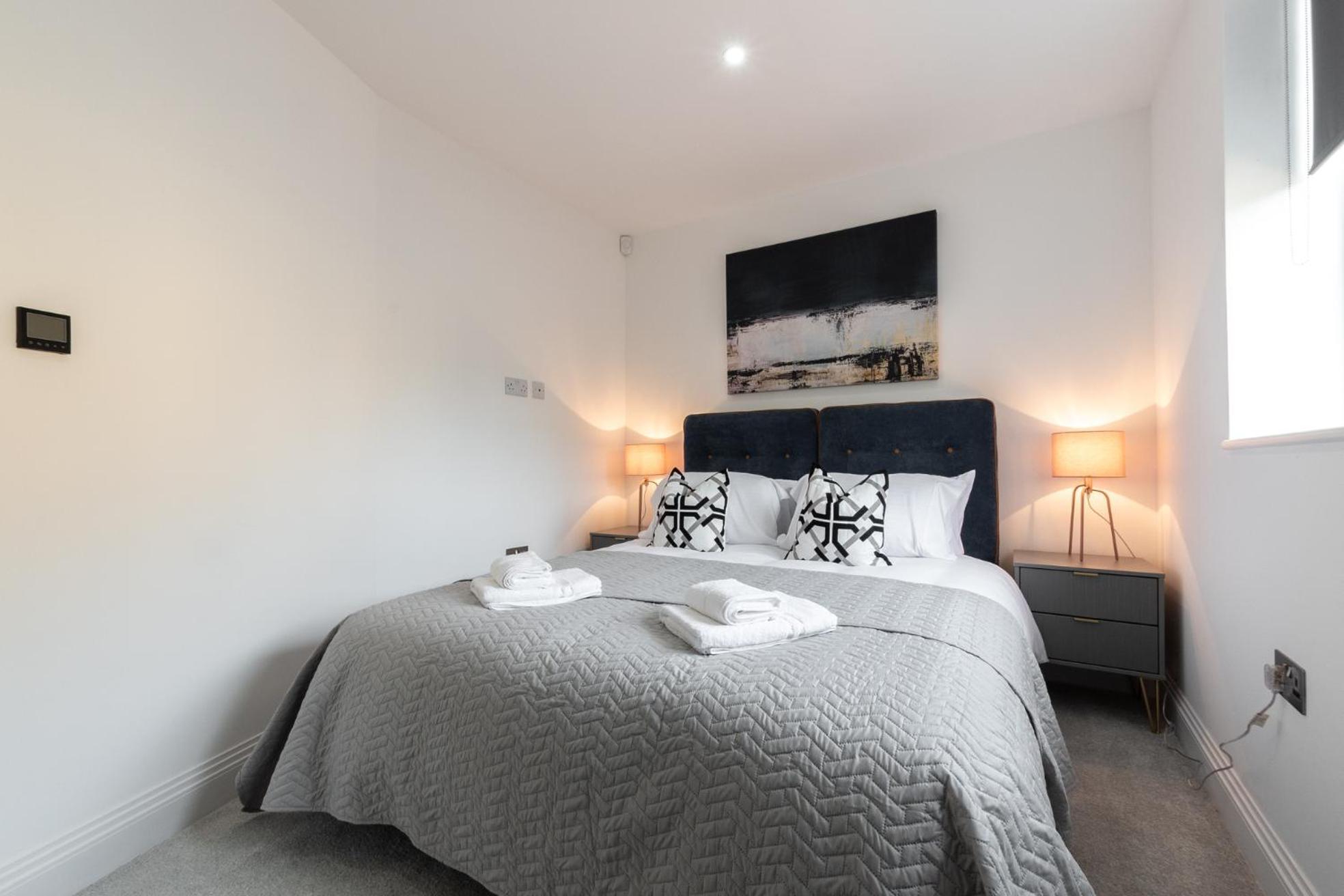 Elegant Apartments In Staines L Free Onsite Parking Staines-upon-Thames Exterior photo