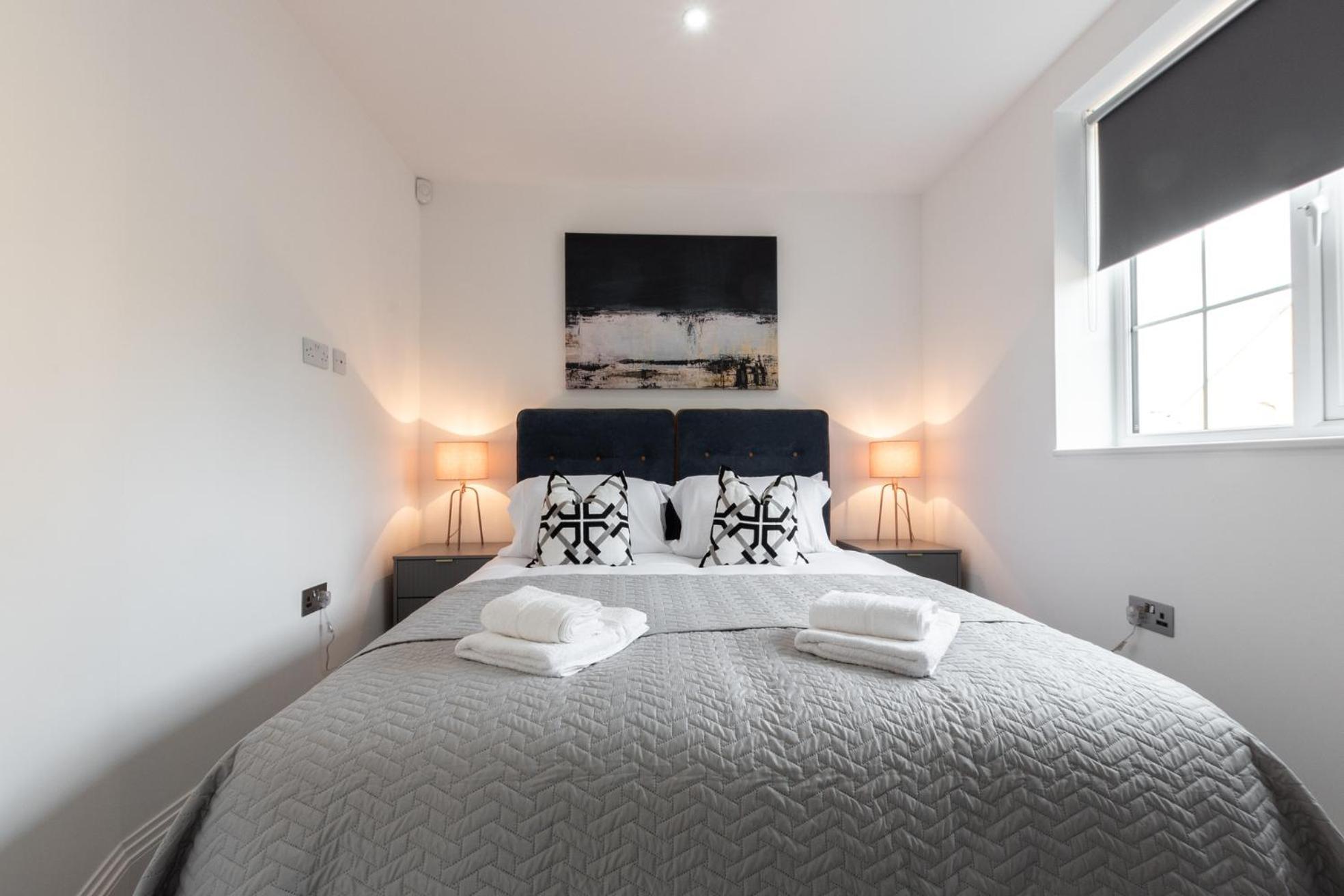 Elegant Apartments In Staines L Free Onsite Parking Staines-upon-Thames Exterior photo