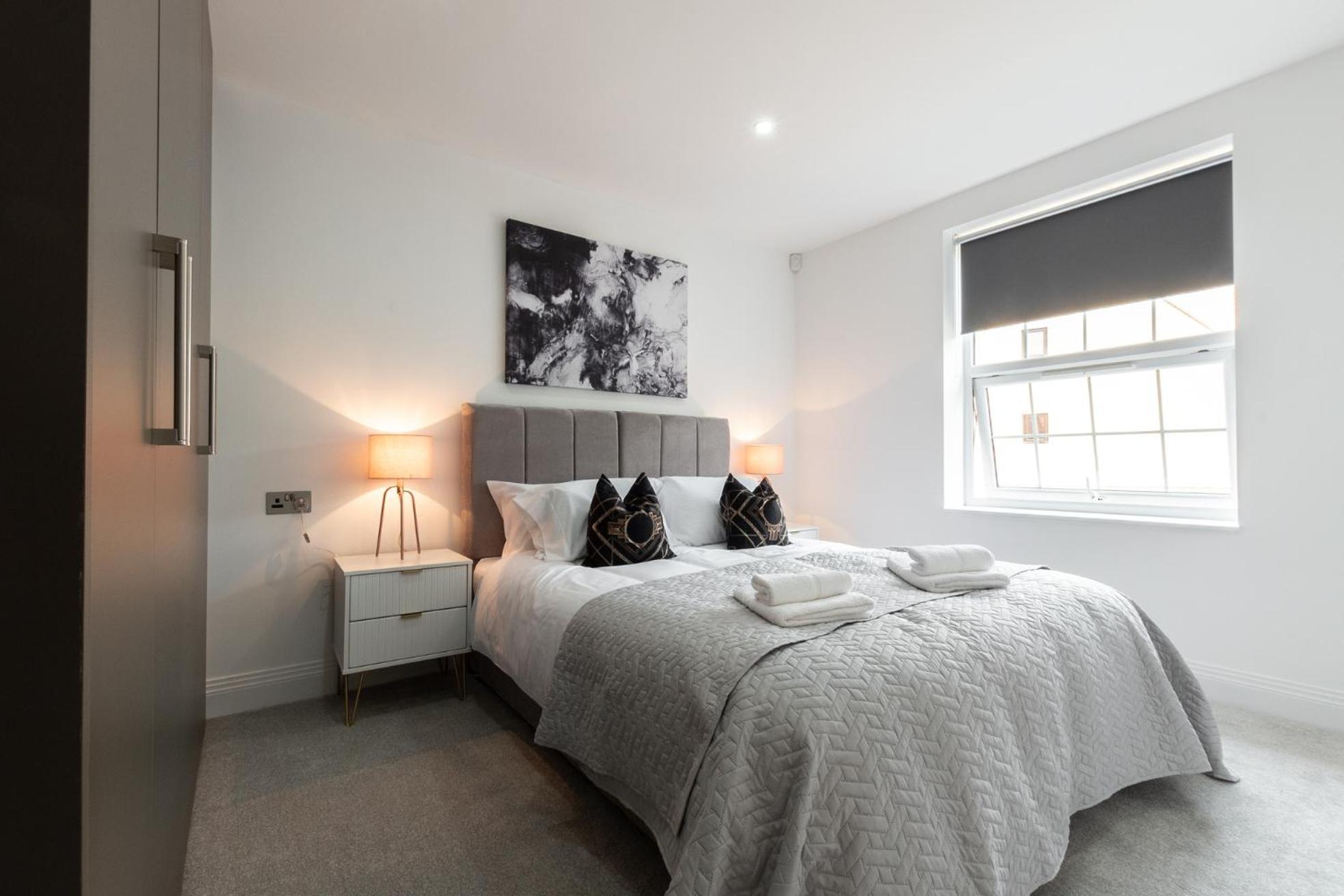 Elegant Apartments In Staines L Free Onsite Parking Staines-upon-Thames Exterior photo