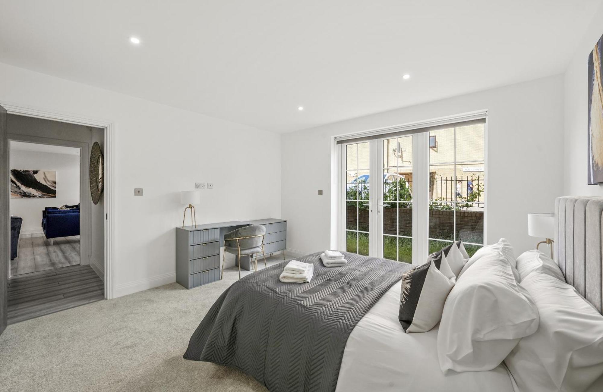 Elegant Apartments In Staines L Free Onsite Parking Staines-upon-Thames Exterior photo