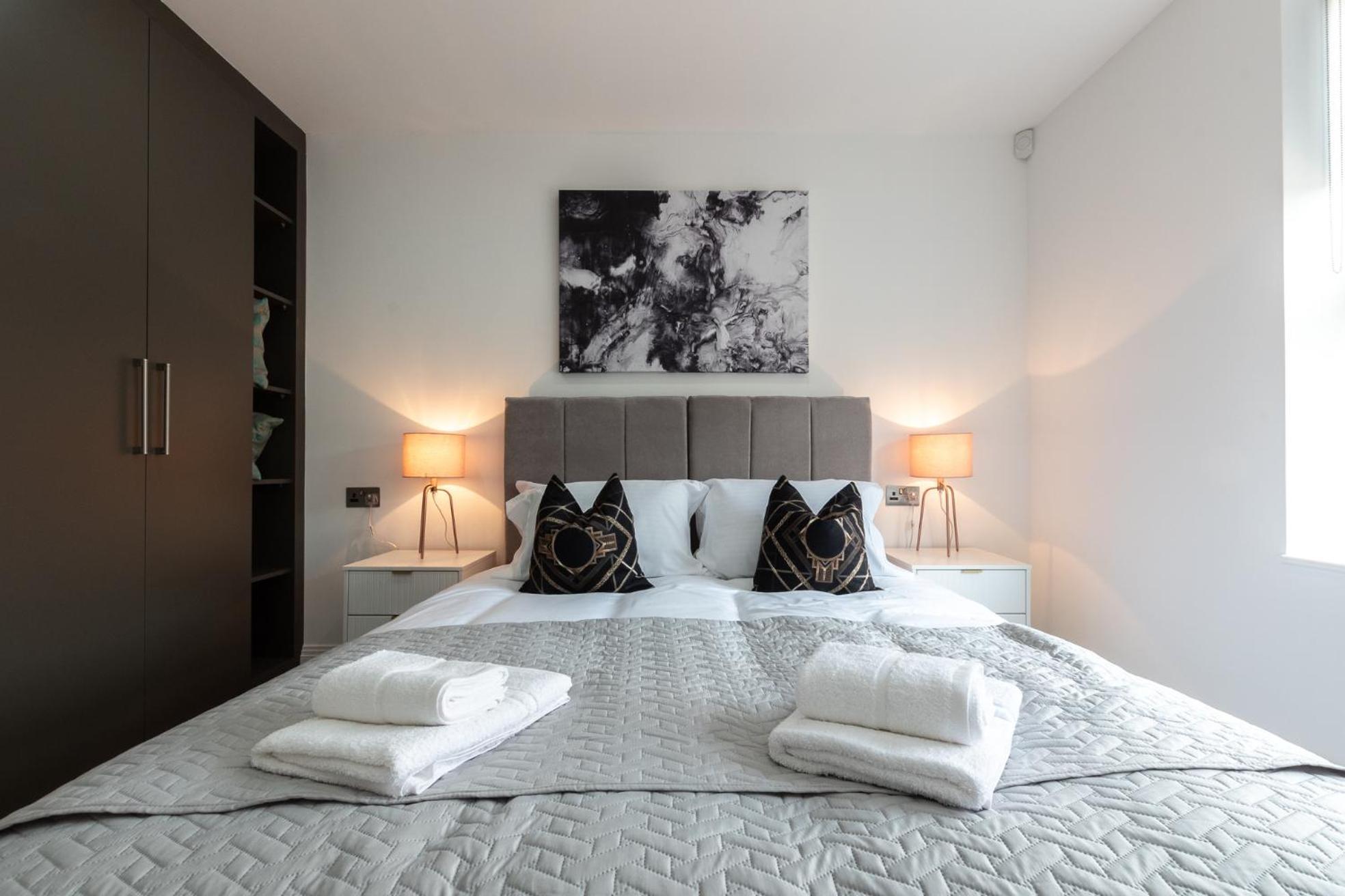 Elegant Apartments In Staines L Free Onsite Parking Staines-upon-Thames Exterior photo