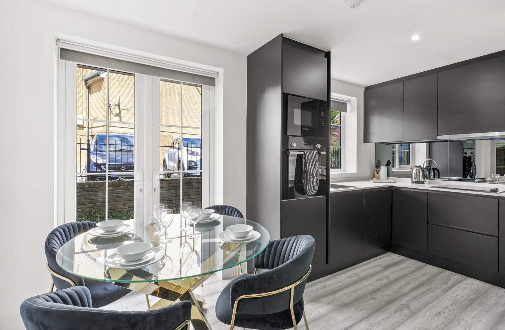 Elegant Apartments In Staines L Free Onsite Parking Staines-upon-Thames Exterior photo